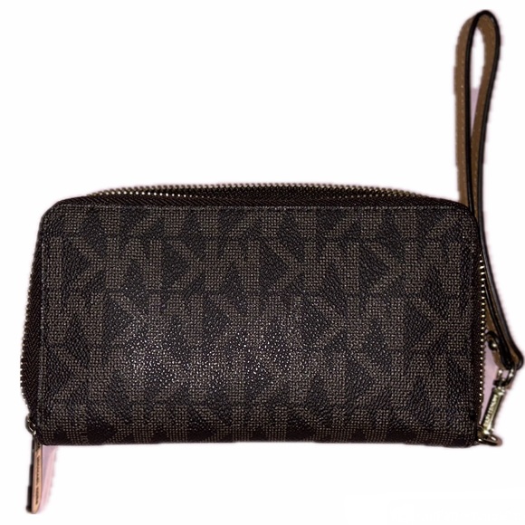 Micheal Kors Monogram Wallet - Picture 3 of 6
